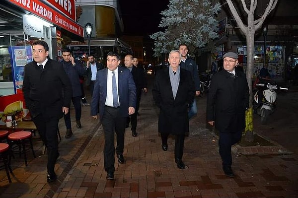 Yavaş bunun üzerine grubun yanından geçtiği sırada "Benimle fotoğraf çektirir misiniz?" diye sordu. 'Evet' yanıtını veren gençler Yavaş'a ayrıca sevgilerini ifade etti.