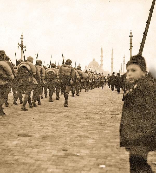 2. 1.Dünya Savaşı sırasında Galata Köprüsü'nde yürüyen Türk askerler, İstanbul, 1914.
