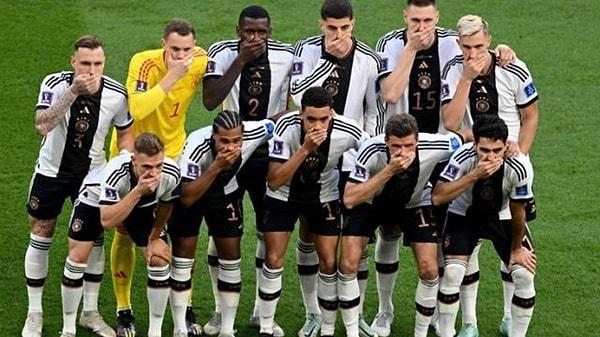 Almanya milli takımı futbolcuları, Japonya ile oynadıkları karşılaşma öncesinde bu kararı protesto etti