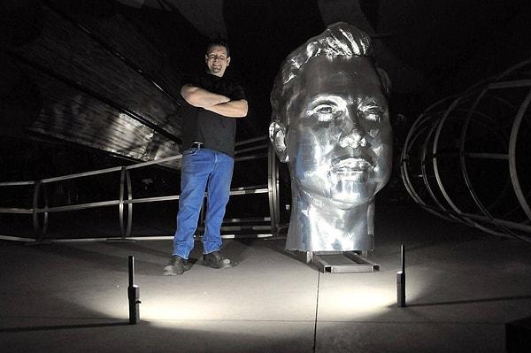 10 metre uzunluğunda ve 12 ton ağırlığındaki metal heykel 600 bin dolara mal oldu. Ancak devasa heykel Elon Musk'ın dikkatini bile çekmedi.