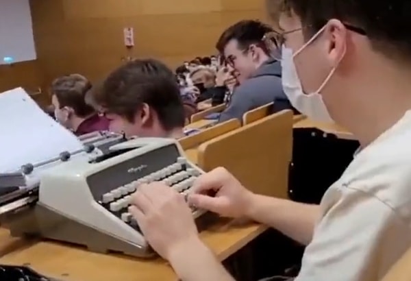 Ders sırasında daktilo seslerinin duyulduğu o anlardan sonra, profesörün laptop ile ders notu tutulmasına izin verdiği belirtildi.