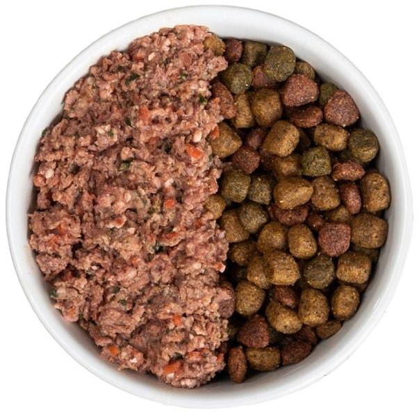 Thompson'a göre çiğ gıdalarla beslenen köpeklerde kansere yakalanma oranının yüzde 3’e düşüyor.