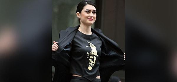 2. İddia: Fotoğraftaki Atatürk tişörtü giyen kadın İranlı.