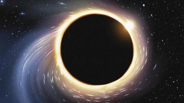 Kuantum mekaniği ve genel görelilik ile oynayan Hawking, kara deliklerin o kadar da tuhaf olmadığını belirledi.