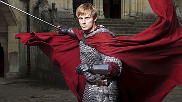 Yakışıklı prensimiz Arthur, Bradley James. Herkes itiraf etsin bir dönemler vurgunduk kendisine.