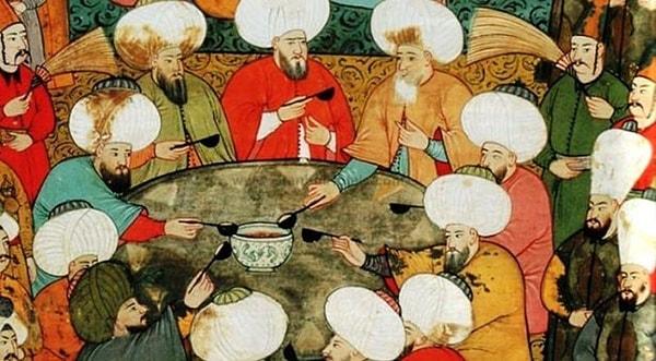 1808- 1839 yıllarında padişah olan 2. Mahmud dönemine kadar çorba ve hoşaf kaşıkla, şerbet ise bardakla tüketilirken diğer yemekler sağ elin iki parmağı kullanılarak yenilirdi.