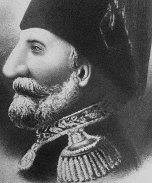 1828-1829 Osmanlı-Rus Savaşı'nın sonunda padişah, sonradan Osmanlı sadrazamı olacak olan devlet adamı Koca Hüsrev Mehmed Paşa'yı İstanbul'a bir balo vermek için gelen İngiliz Blonde gemisine gönderir.
