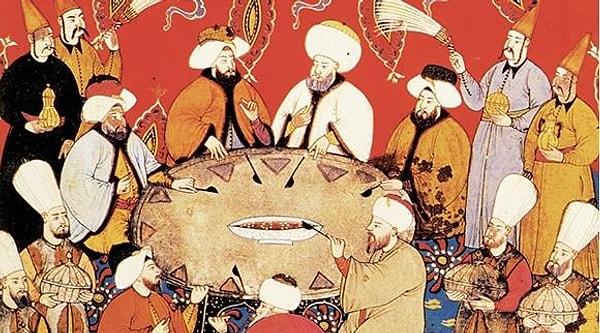 Böylece 2. Mahmud, tarihte çatal bıçak kullanarak yemek yiyen ilk Osmanlı padişahı olur. Sonraları bu gelenek bürokratlar ve zenginler arasında yaygınlaşır. Ancak yer sofrasında yemek yemek hâlâ devam ediyordur. Ta ki Sultan Abdülmecid devrine kadar.
