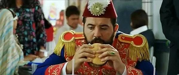 Bonus: Ata Demirer'in 2008 yılındaki Osmanlı Cumhuriyeti komedi filminde de padişah hamburger yemeye çalışıyordu. Yazıyı yazarken aklıma o geldi. Peki, Osmanlı yemek kültürünün değişimini gördünüz. Siz bu konuda neler düşünüyorsunuz?