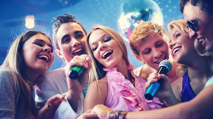 Keyifli Bir Karaoke Gecesinde Eşlik Edebileceğiniz Birbirinden Eğlenceli 16 Yabancı Şarkı