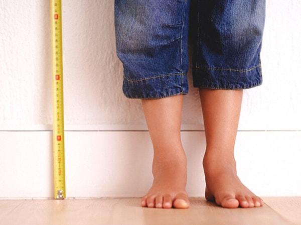 Genetik faktörler kişinin boy uzunluğunu etkiler, ancak beslenme gibi diğer faktörler de yetişkin olarak ne kadar uzun boylu olduğunuzu belirler.