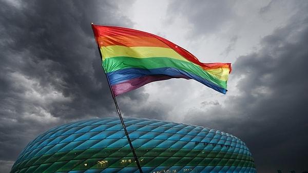 Katar’da yapılan Dünya Kupası'nda gökkuşağı kol bantları ve ‘love’ yazılı formalar FIFA tarafından yasaklanmıştı.