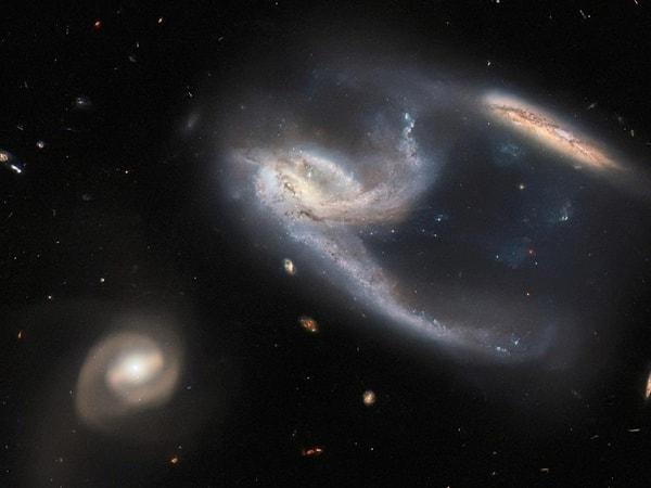 Yapılan açıklamada, "Gökbilimciler, Hubble'ın diğer planlanmış gözlemler arasında incelemesi için daha önce gözlemlenmemiş galaksilerin bir listesini seçti" denildi.