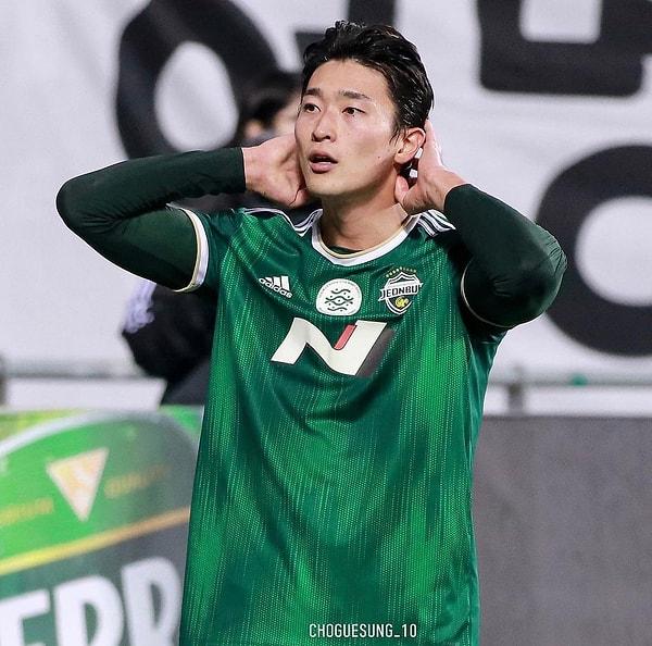 189 boyundaki Güney Koreli futbolcu Jeonbuk Hyundai Motors takımında forvet olarak oynuyor.