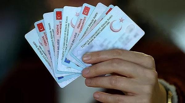 11. Türkiye nüfusunun yaklaşık yüzde 85'i yeni çipli kimlik kartı kullanmaya başladı. Ehliyet özelliği yüklenmiş çipli kimlik kartı kullananların sayısı ise 4 milyon 750 bine yakın.