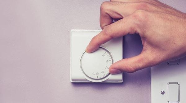 3. Oda sıcaklığını doğru ayarlayın. Oda sıcaklığını ayarlamada, en doğru sonucu almak için oda termostatı tercih edebilirsiniz.