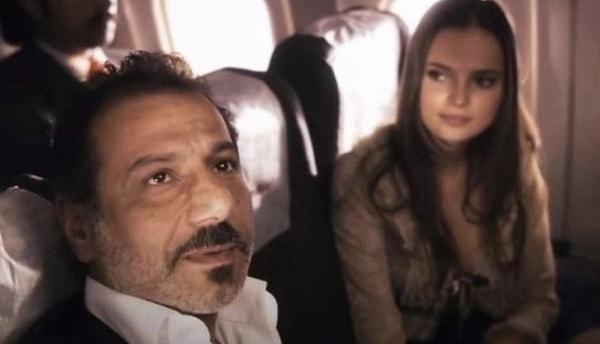 Faruk Aksoy'u serinin ikinci filminde görmüştük, uçak sahnesinde kendini film yapımcısı olarak tanıtmıştı.