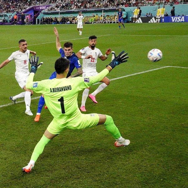 Gecenin en çok merak edilen maçında ABD ile İran karşı karşıya geldi. İlk yarıda Christian Pulusic'in golüne engel olamayan İran maçın son dakikasına kadar beraberliği aradı.