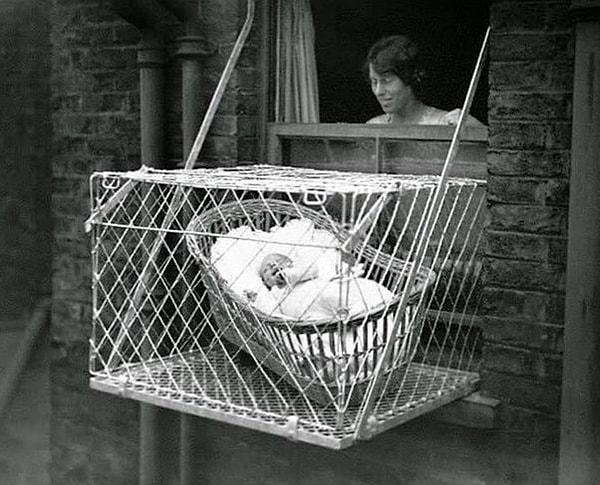 3. 1930'larda, apartmanda yaşayan çocukların yeterince temiz hava ve güneş ışığı almasını sağlamak için bebek kafesleri kullanıldı.