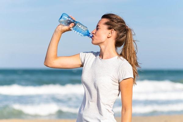 Bilim insanlarına göre, günde içilmesi gereken su miktarı vücudun ihtiyaç duyduğu su miktarı anlamına gelmiyor. İnsanlar, su ihtiyacının bir kısmını gıdalardan karşılıyor. Bilim insanları, günde ortalama 1,5-1,8 litre su içmeyi tavsiye ediyor.