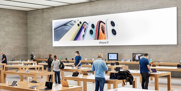 New York'taki Apple Store günün 24 saati hizmet veriyor.