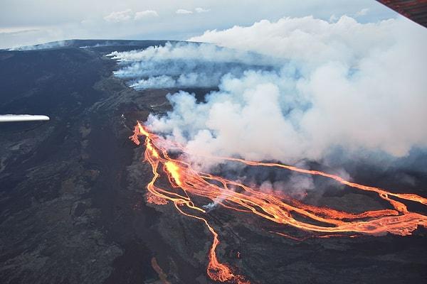 Amerika Birleşik Devletleri Jeoloji Araştırmaları (USGS) yaptığı açıklamada, "27 Kasım 2022 Pazar günü saat 23:30 civarında, Hawaii adasındaki Mauna Loa yanardağı patlamaya başladı" dedi.