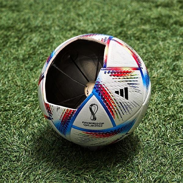 Adidas tarafından üretilen ve 2022 Dünya Kupası'nda kullanılan topun ismi Al Rihla. Bu top daha önce karşılaştığımız toplardan biraz daha farklı.