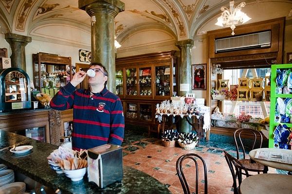 İtalya’da kahve çoğunlukla “bar” adı verilen kahve dükkanlarında içilir. Bu barlar kapılarını sabah erkenden açar. Çok az masaları vardır ve oldukça küçük dükkanlardır.