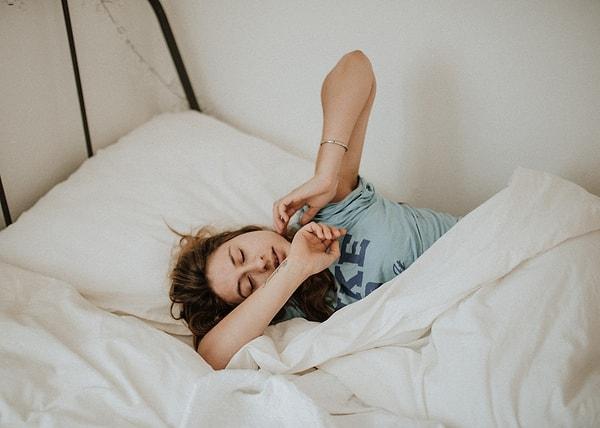 Uyumadan önce telefona bakmak veya bir şeyler izlemek de uyku kalitenizi düşürür.