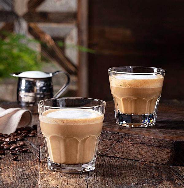 Bu kahve tek şat ya da çift ristretto şat espresso üzerine mikro süt köpük dökülmesi ile elde edilir. Baskın bir espresso tadı vardır. Kökenine gelince; flat white, Avustralya kökenli bir kahvedir. Ancak Yeni Zelandalılar da bu kahvenin kendilerine ait olduğunu iddia eder.