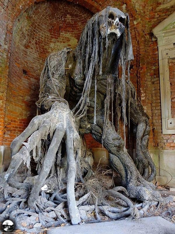 14. Polonya'da terk edilmiş bir türbede bulunan 'iblis' heykeli...