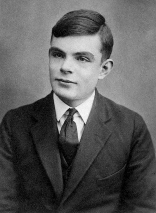 6. Matematikçi ve bilgisayar bilimcisi olan Alan Turing'e yapılan haksızlık bilim dünyasının en üzücü olaylarından.