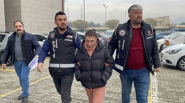 Hastaya refakat eden ve kendini çocuk doktoru olarak tanıtan Osman Ç'ye doktor kimliği soruldu.