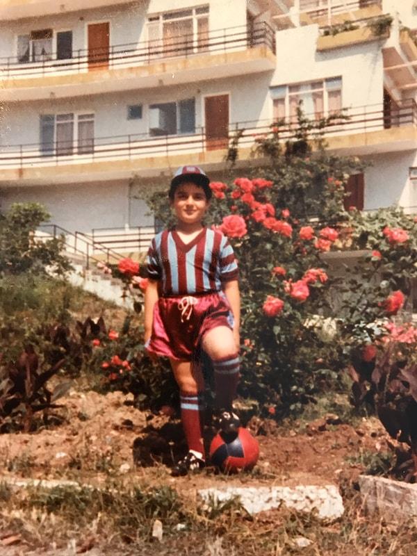 İş adamı Nevzat Aydın doğuştan bir futbol tutkunu. Trabzonspor'u canından fazla sever, parasını zevkine futbol için harcamaya hiç acımadan dünyayı gezer. Nevzat Aydın bu kez Dünya Kupası maçları için Katar'a gitti.