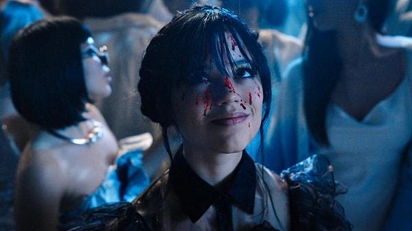 Filmin başrolünde yer alan Jenna Ortega, Wednesday için Tim Burton ile tanıştığında X filminin setinde olduğu için her yerinin kan içinde olduğunu dile getirdi ve yüzündeki makyajın görüntülerini paylaştı.