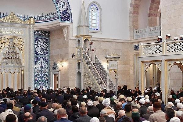 İslam aleminin kutsal günü sayılan Cuma gününde milyonlarca Müslüman ibadetlerini yerine getirmek için camiilere gidecek.