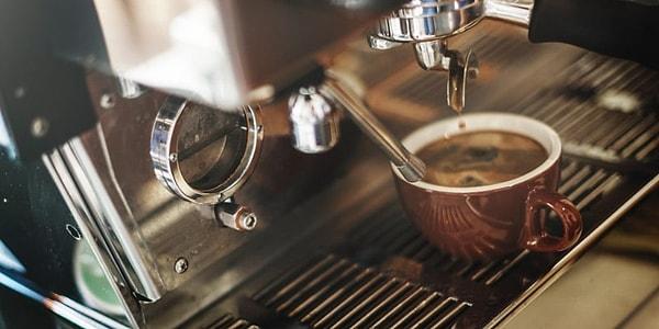 Americano espresso makinesi ile yapılan bir kahvedir. Filtre kahvenin ise kendine has bir demlenme yöntemi vardır. Farklı yöntemlerle demlendikleri için tat olarak birbirlerine benzemezler.