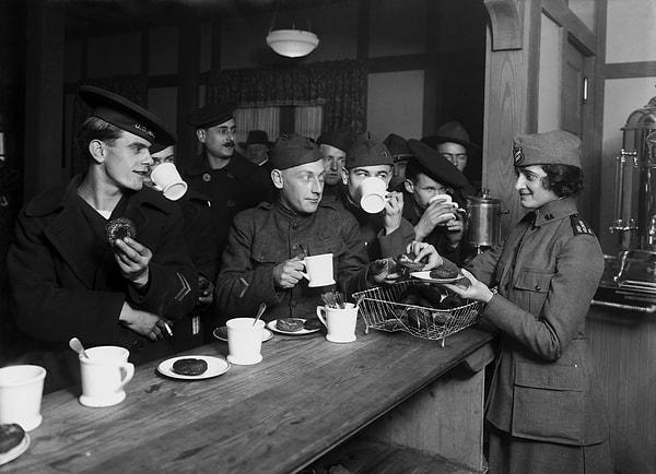 2. Dünya Savaşı'na gidiyoruz. Savaş 1939'da başladı, 6 yıl sürdü. Savaşın İtalya'da süren cephesine 1943 yılında Amerikan askerleri çıkarma yapmak için gönderildi. Savaşta dağıtılan espressoyu Amerikan askerleri çok sert buldu ve kahveye daha fazla su katılmasını istedi.