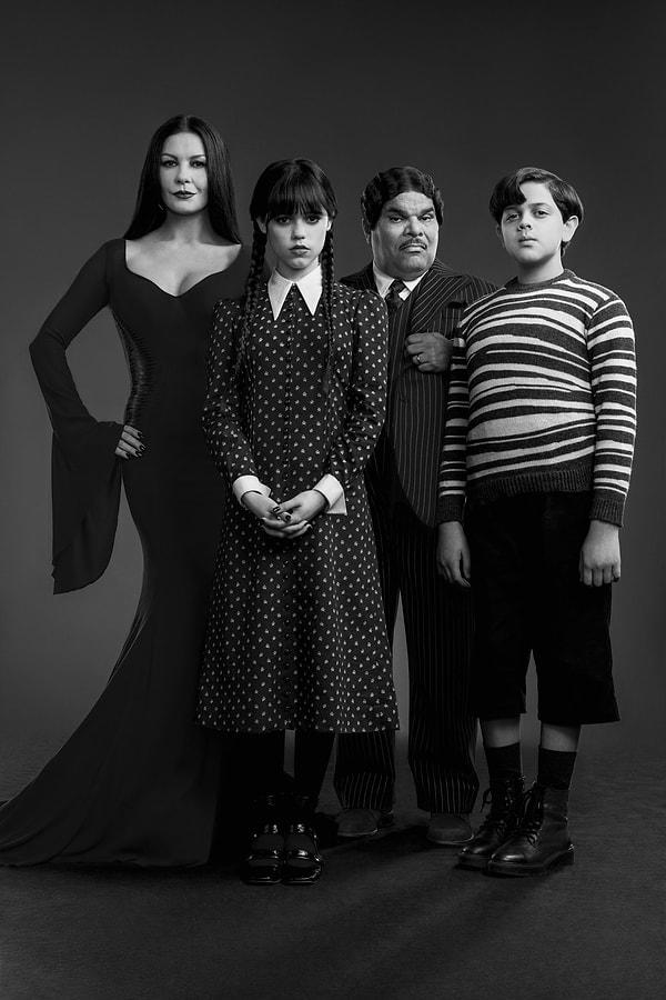 1. Wednesday başyazarı Alfred Gough, eğer dizi 2. sezon onayı alırsa Addams Ailesi'ne daha fazla bölümde yer vermeyi planladıklarını dile getirdi.