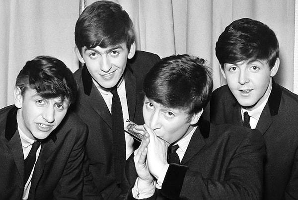 Müzik dünyasının belki de gelmiş geçmiş en ünlü grubu olan The Beatles'ın şarkılarını aradan yıllar geçmesine rağmen hepimiz severek dinliyoruz.