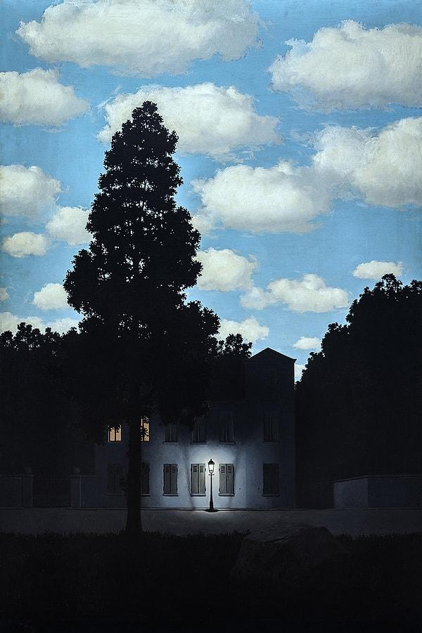 Magritte'in sürrealizmi hakkında ilginç şeylerden biri de gerçekçiliği. Diğer modernist akımlar soyutlaşsa da, Magritte gelenekçi tutumuna devam ederek nesneleri gördüğümüz gibi resmetti.