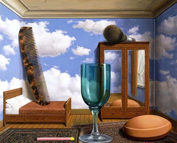 Magritte sıradan nesneler ve tanıdık manzaraları resmetmeye devam etti. Ünlü sanatçının eserleri esrarengiz bir bağlamda yer alıyor.