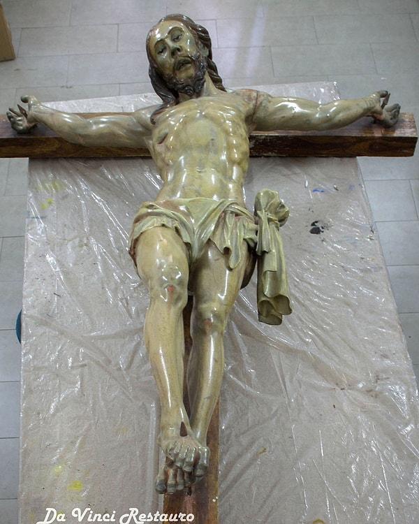 İspanya'da 18. yüzyıldan kalma bir İsa Mesih heykelini restore edenler, heykelin popo kısmında el yazısıyla yazılmış bir not buldular.