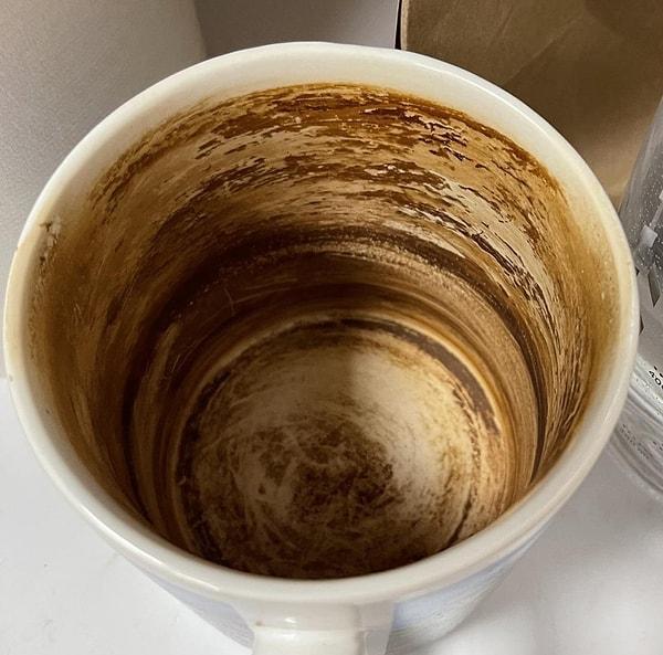 2. "Ev arkadaşım aylardır temizlemediği bu kupadan sürekli kahve içiyordu."