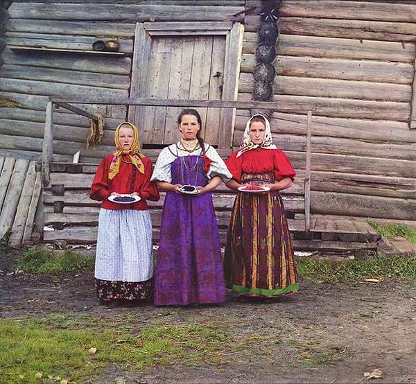 1. Rus İmparatorluğu, Vologda yakınlarındaki bir köyde böğürtlen toplayan Rus kız çocukları - 1909: