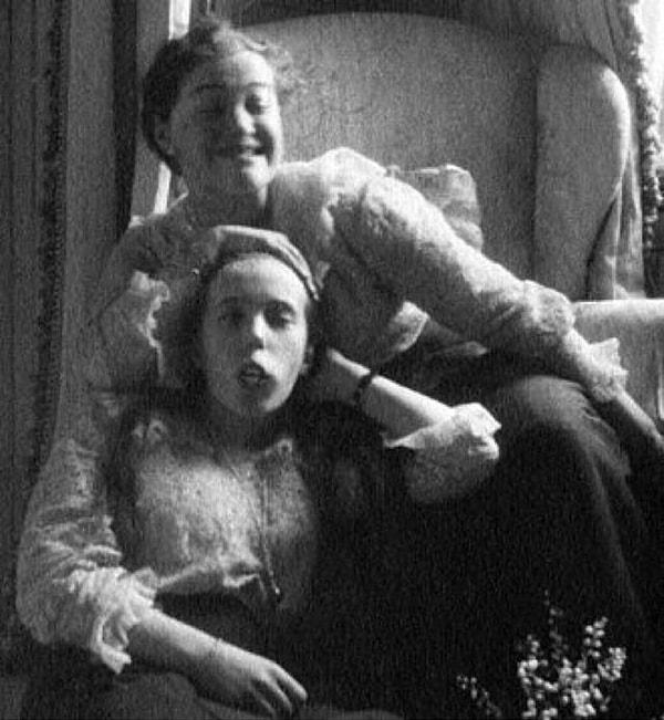 2. Kadraja komik ifadeler sergileyen Anastasia ve Maria Romanov  - 1917: