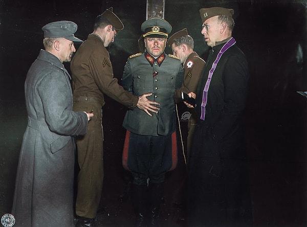 3. Wehrmacht Generali Anton Dostler, savaş suçundan idam edilmeden birkaç dakika önce - İtalya, 1945: