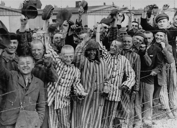 5. Almanya Dachau Toplama Kampı'nda ABD birliklerinin gelişini kutlayan mahkumlar - 1945: