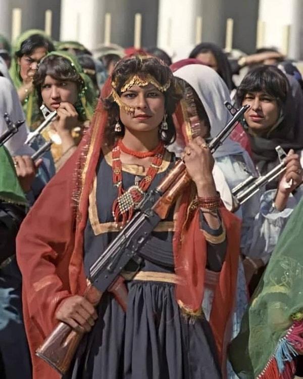 6. 1985 yılında Afgan kadınlar: