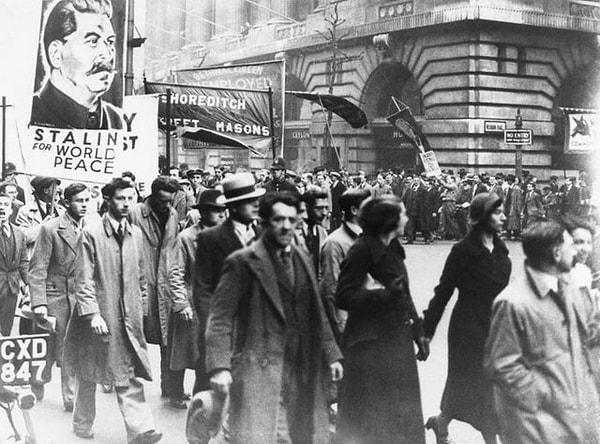 15. Londra'da yürüyüş yapan İngiliz komünistler - 1936:
